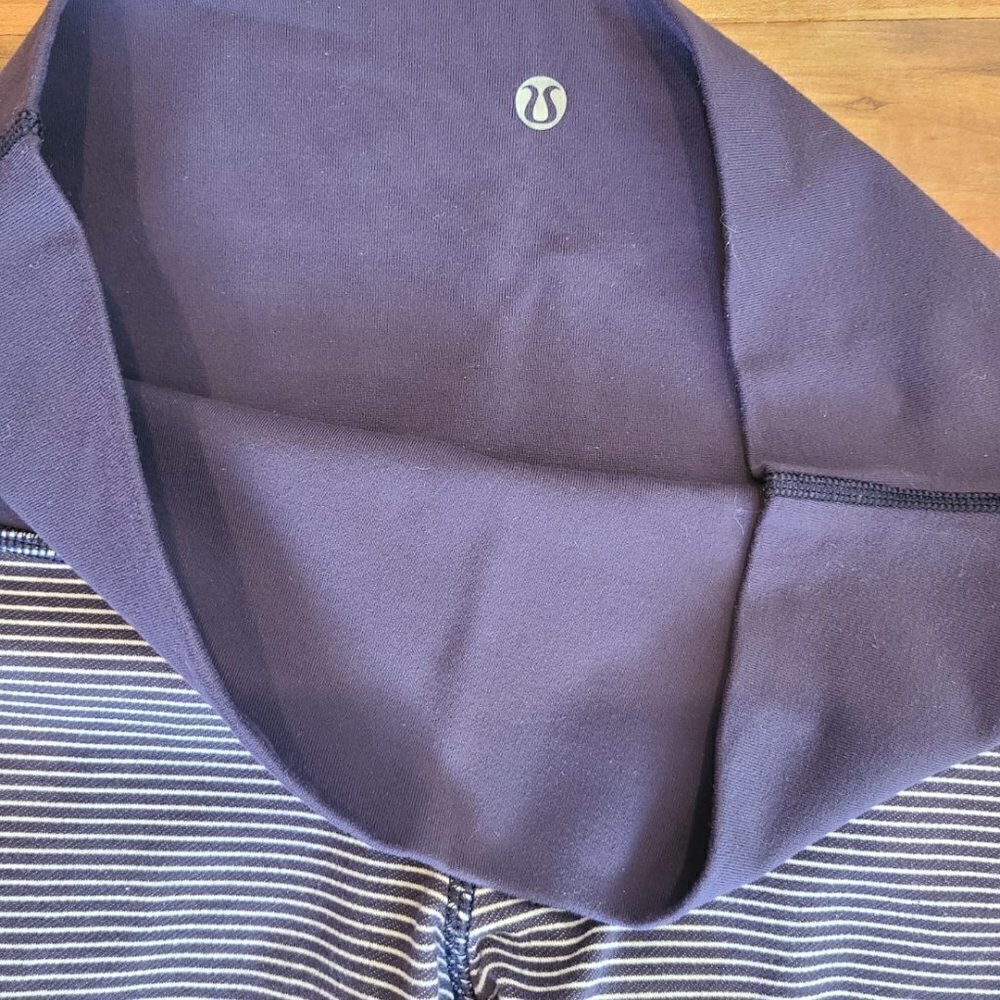 Lululemon Wunder Under Navy White Capri Leggings High Waist Athleisure Size 6/8 - Picture 3 of 4
